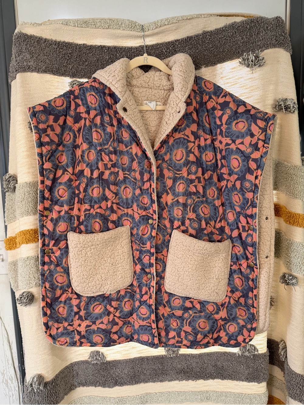 Natural Life Poncho Womens
L/XL Blue Floral Quilted Hooded Sherpa Lined
Pockets